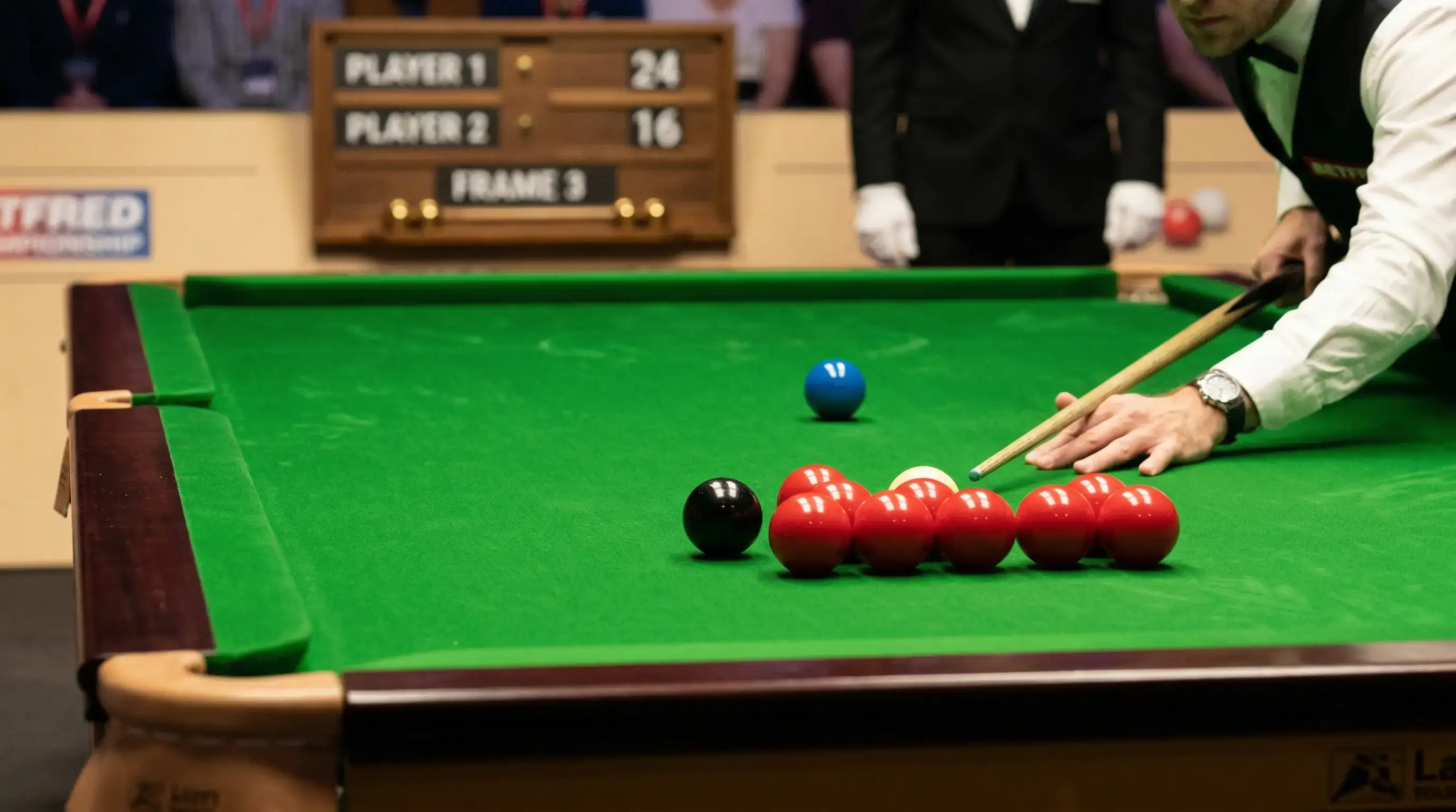 Professionele snookertafel met groene laken en rode ballen opgesteld voor een rankingtoernooi