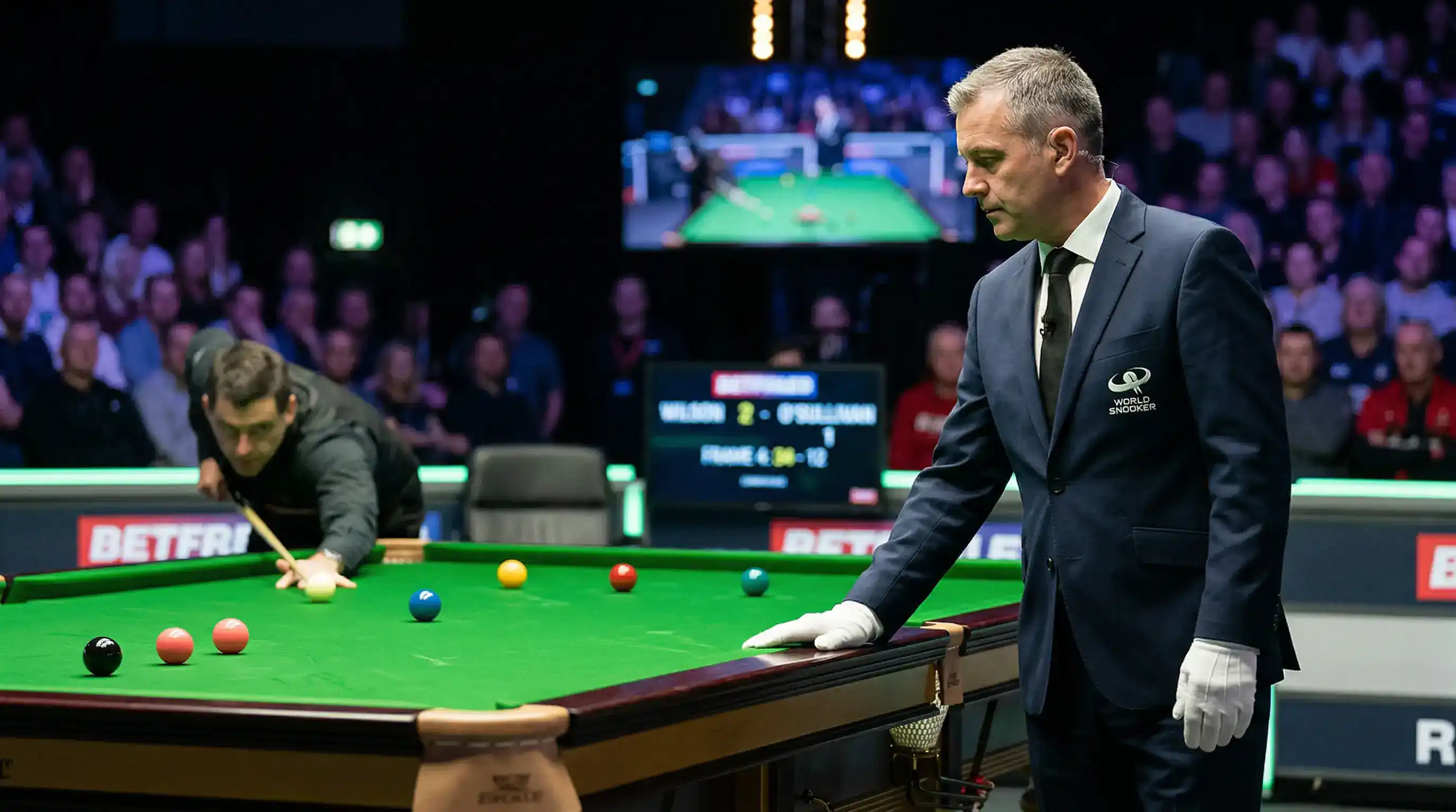 Scheidsrechter naast een snookertafel die toezicht houdt op een officieel frame tijdens een professioneel toernooi